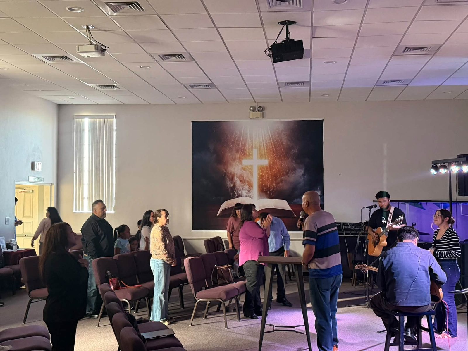 El equipo de alabanza y la iglesia cantando juntos