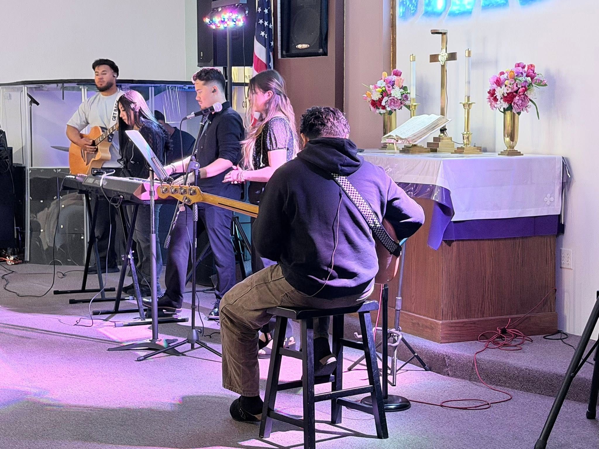 El equipo de alabanza tocando en un servicio dominical