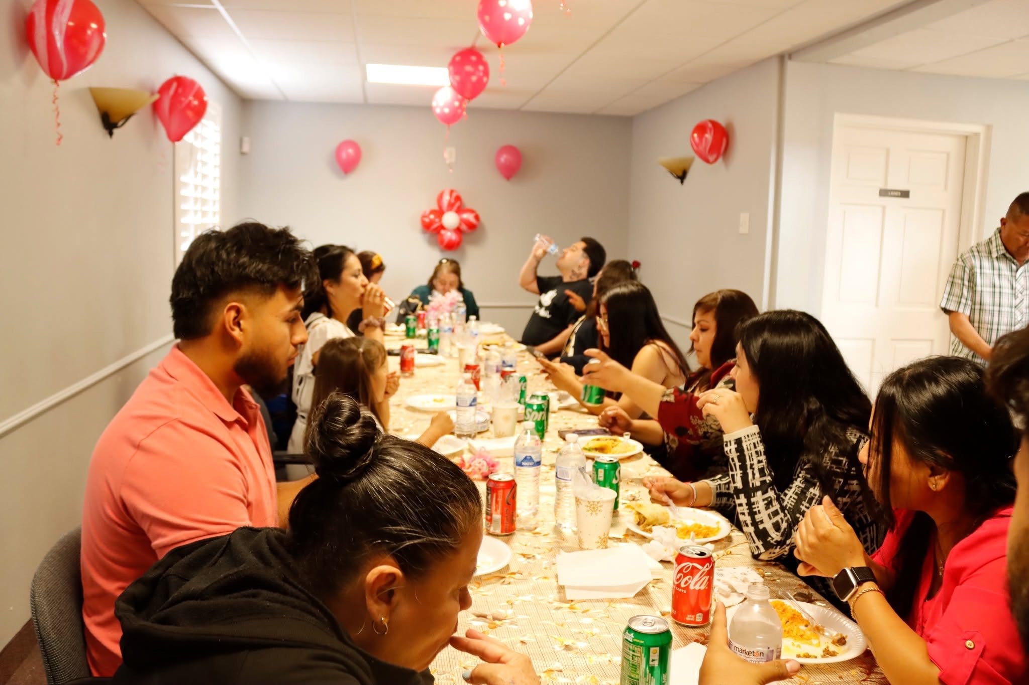 Miembros de la iglesia compartiendo una comida